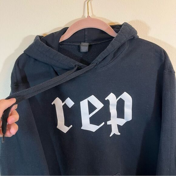 ✨ Gildan Black Reputation Red Taylor Swift Hoodie Small - Picture 2 of 10